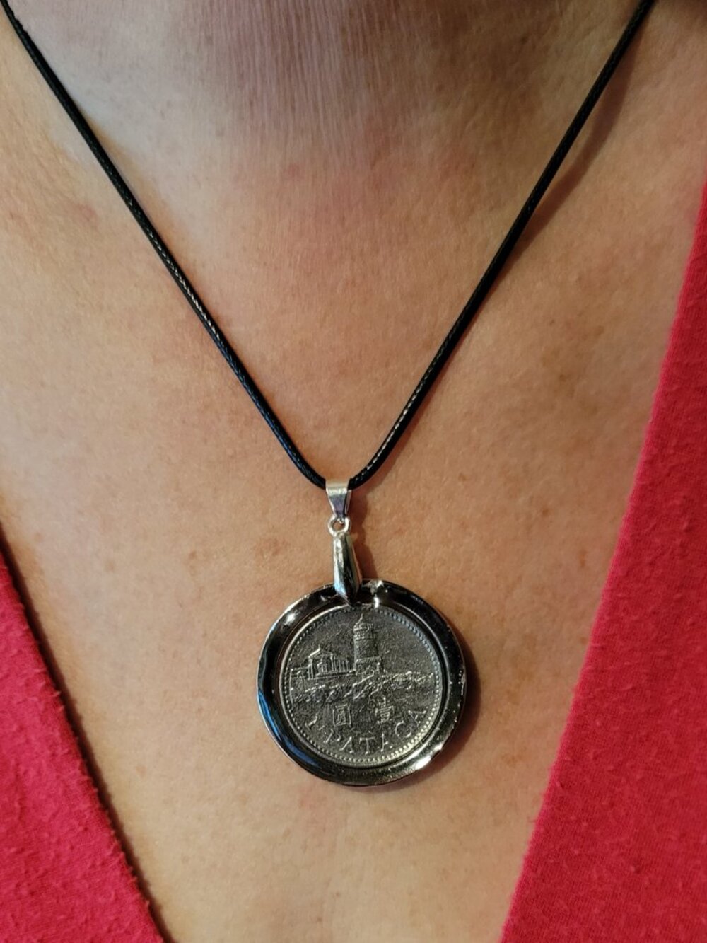 2003 Macau 1 Pataca Coin Pendant, Handcrafted Vintage Coin Resin Necklace - Picture 5 of 6